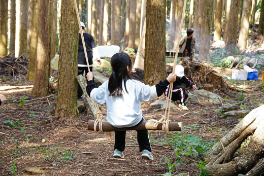 【鹿児島県出水市】森を舞台に江内らしい教育を学校とともにつくる「森の遠足」 ／ 株式会社WOODLIFE 代表取締役・中尾雄基さん × 江内小学校 豊島校長・染谷教頭