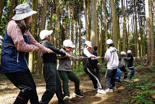 【鹿児島県出水市】森を舞台に江内らしい教育を学校とともにつくる「森の遠足」 ／ 株式会社WOODLIFE 代表取締役・中尾雄基さん × 江内小学校 豊島校長・染谷教頭