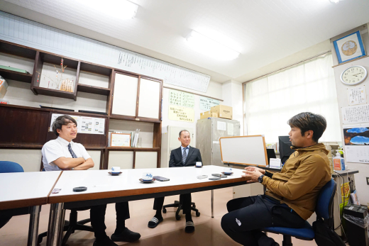 【鹿児島県出水市】森を舞台に江内らしい教育を学校とともにつくる「森の遠足」 ／ 株式会社WOODLIFE 代表取締役・中尾雄基さん × 江内小学校 豊島校長・染谷教頭