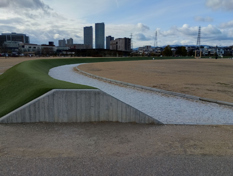 令和人、弥生環濠（かんごう）と昭和建築を楽しむ｜安満（あま）遺跡公園