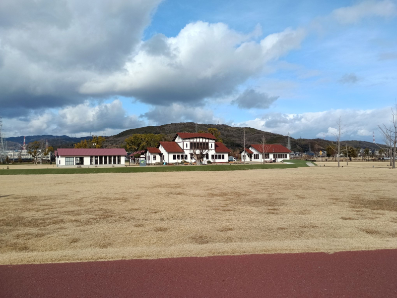 令和人、弥生環濠（かんごう）と昭和建築を楽しむ｜安満（あま）遺跡公園