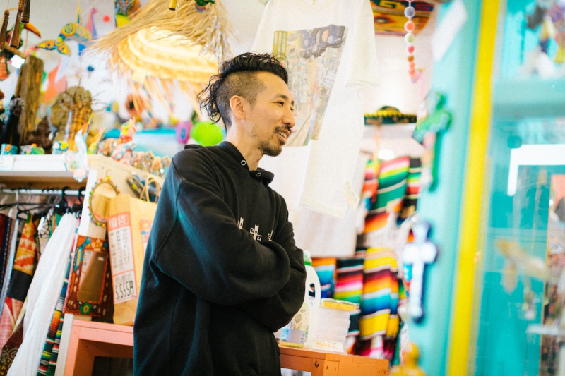【移住者インタビュー】 人生はDIY。自由に、カラフルに。「世界の雑貨 サポテコ」 通堂拓哉さん