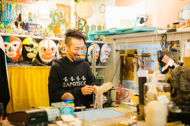 【移住者インタビュー】 人生はDIY。自由に、カラフルに。「世界の雑貨 サポテコ」 通堂拓哉さん