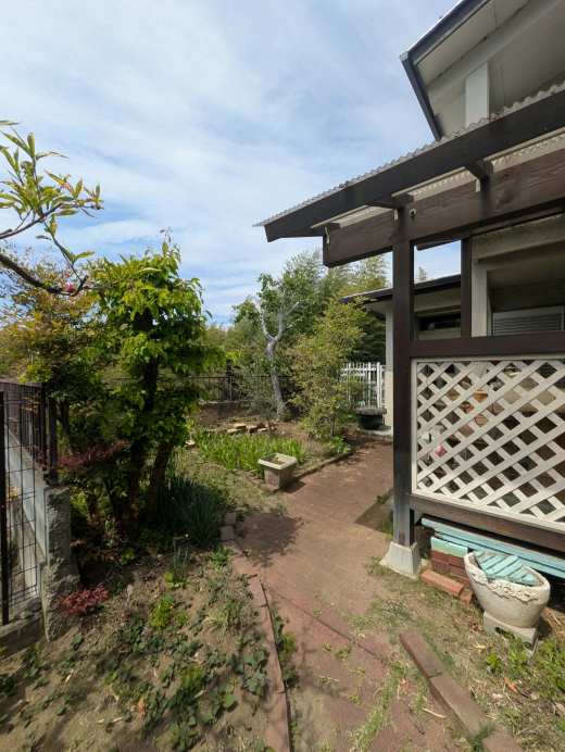 【SALE】「広々とした庭と可愛らしい絵が出迎えてくれる隠れ家的2階建て一軒家」3LDK（建物97.71m²/土地423.92m²）/甲州市塩山三日市場 1100万円
