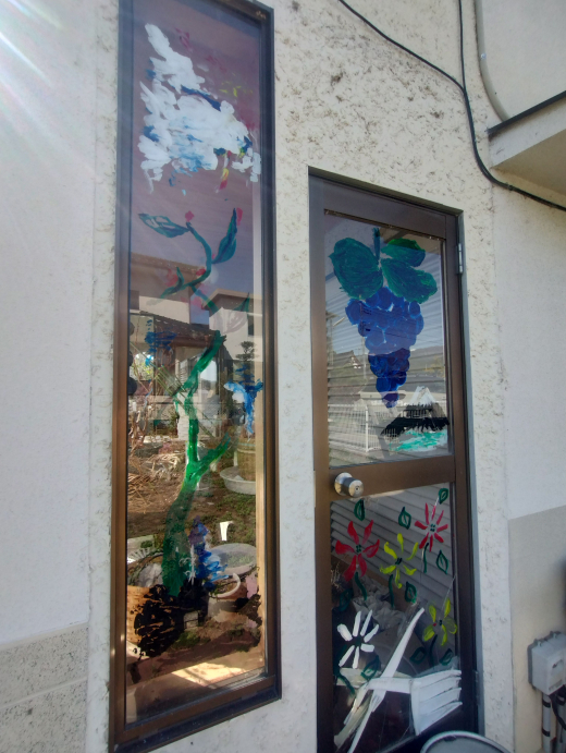 【SALE】「広々とした庭と可愛らしい絵が出迎えてくれる隠れ家的2階建て一軒家」3LDK（建物97.71m²/土地423.92m²）/甲州市塩山三日市場 1100万円