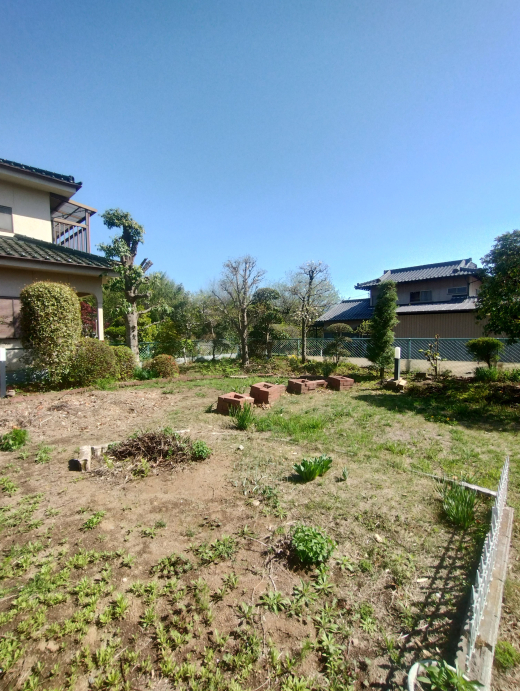 【SALE】「広々とした庭と可愛らしい絵が出迎えてくれる隠れ家的2階建て一軒家」3LDK（建物97.71m²/土地423.92m²）/甲州市塩山三日市場 1100万円