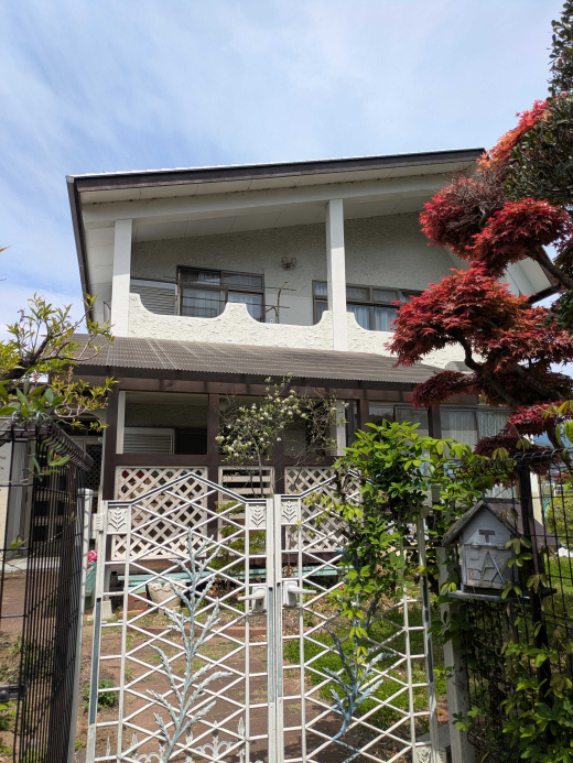 【SALE】「広々とした庭と可愛らしい絵が出迎えてくれる隠れ家的2階建て一軒家」3LDK（建物97.71m²/土地423.92m²）/甲州市塩山三日市場 1100万円