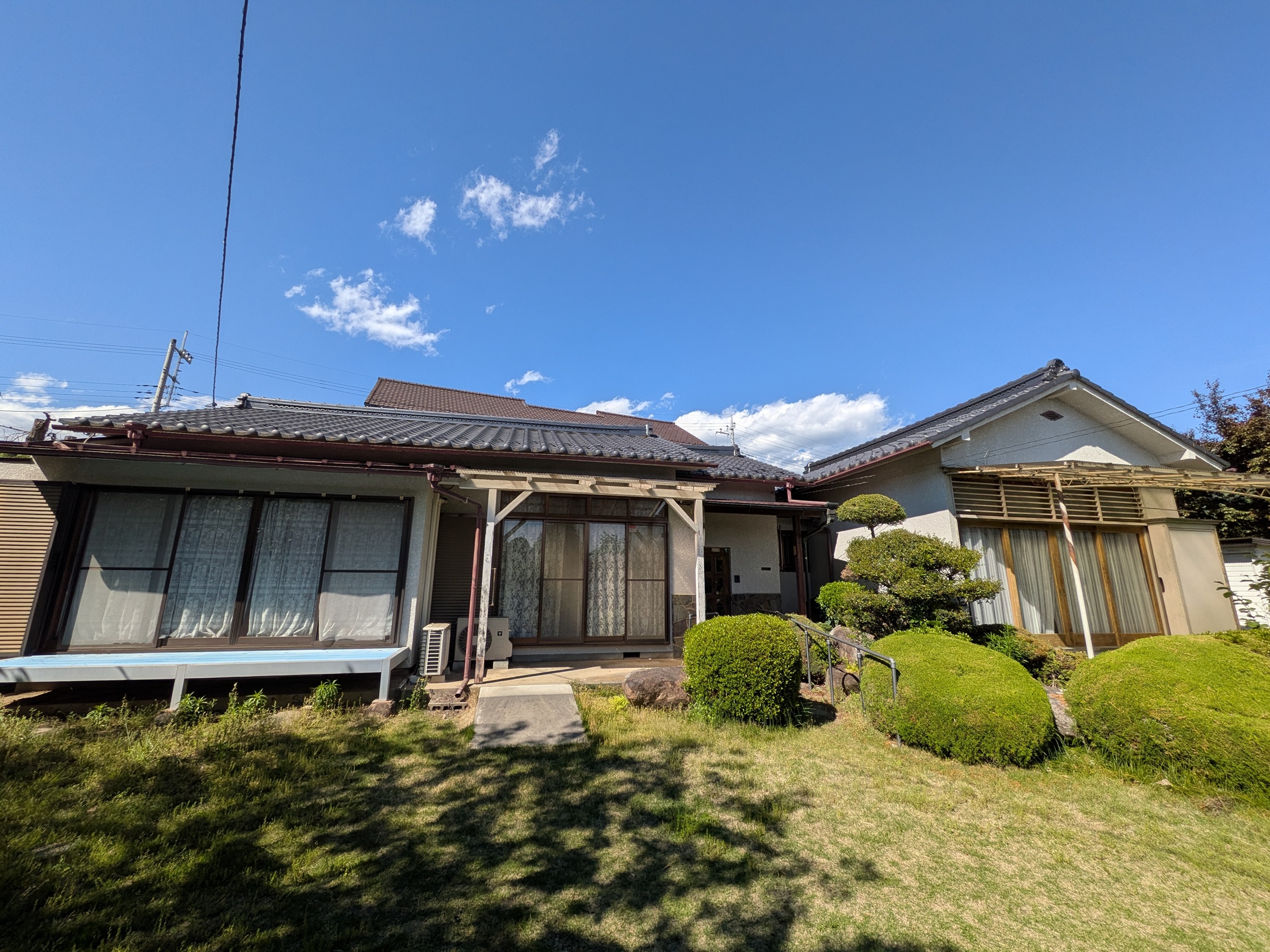 【SALE】「松の門かぶりを抜けたさきに広がる庭園のある平屋（離れ付き）」4DK＋別棟2K（建物92.07m²/土地810.47m²）/甲州市塩山上於曽 1,230万円