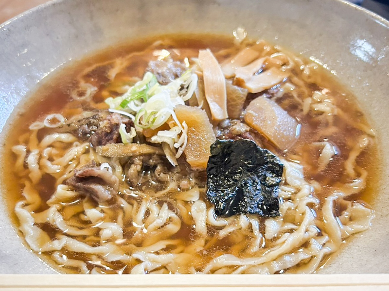 山形ラーメン、ダイバーシティ放浪記_03「牛肉と大根の煮込みが乗ったラーメン」